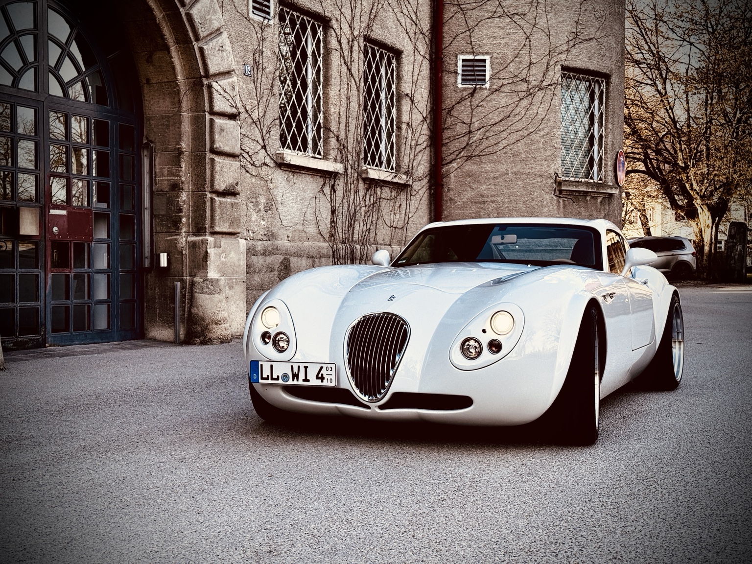 Wiesmann vor historischer Fassade